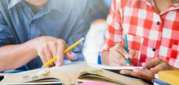 ما هي أفضل المناهج التعليمية حول العالم؟ اختر المنهج التعليمي المثالي في 2024